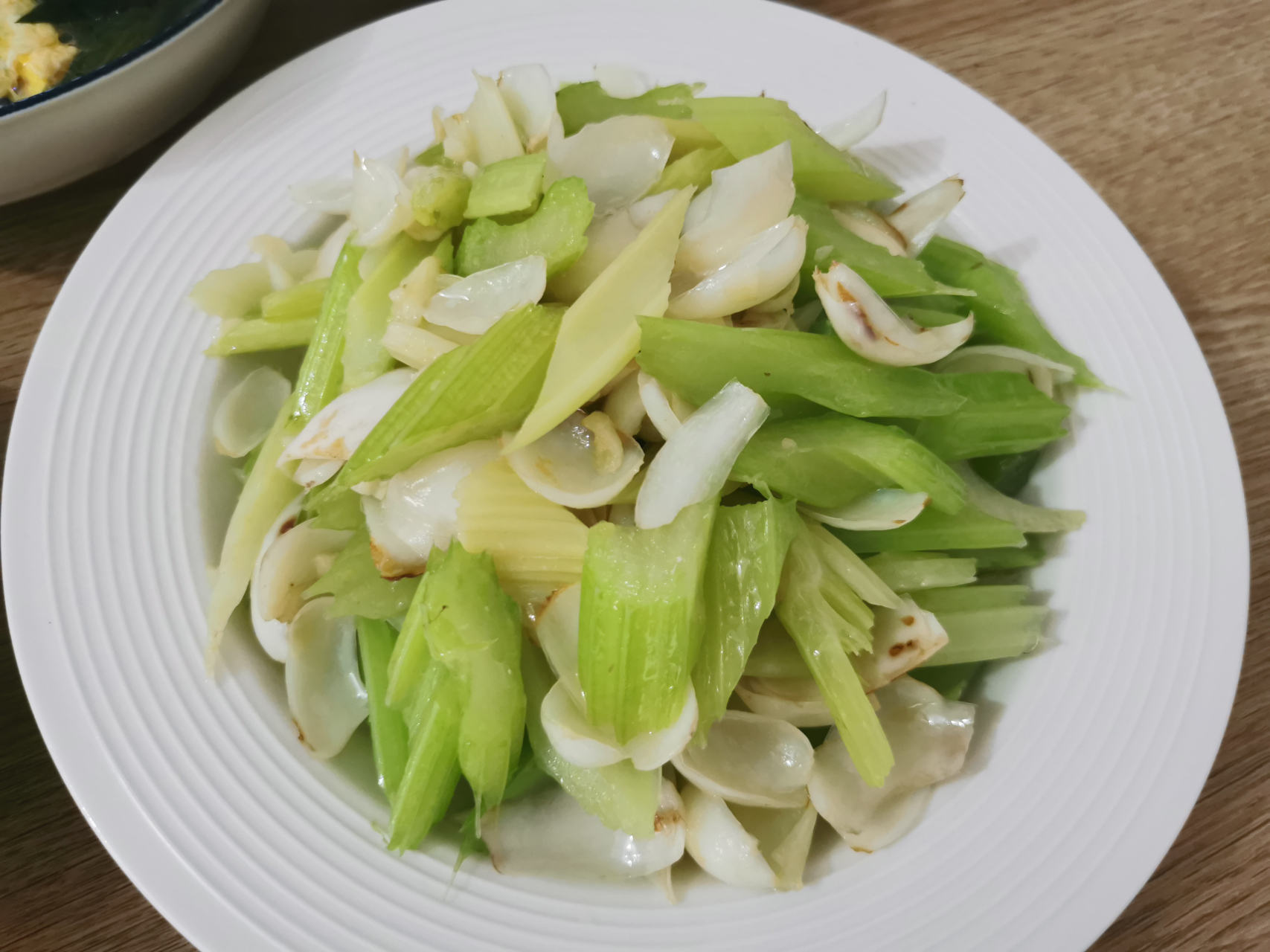 今天的三道菜,图二这一道西芹炒百合,是最合我口味的菜,清爽好吃不怕