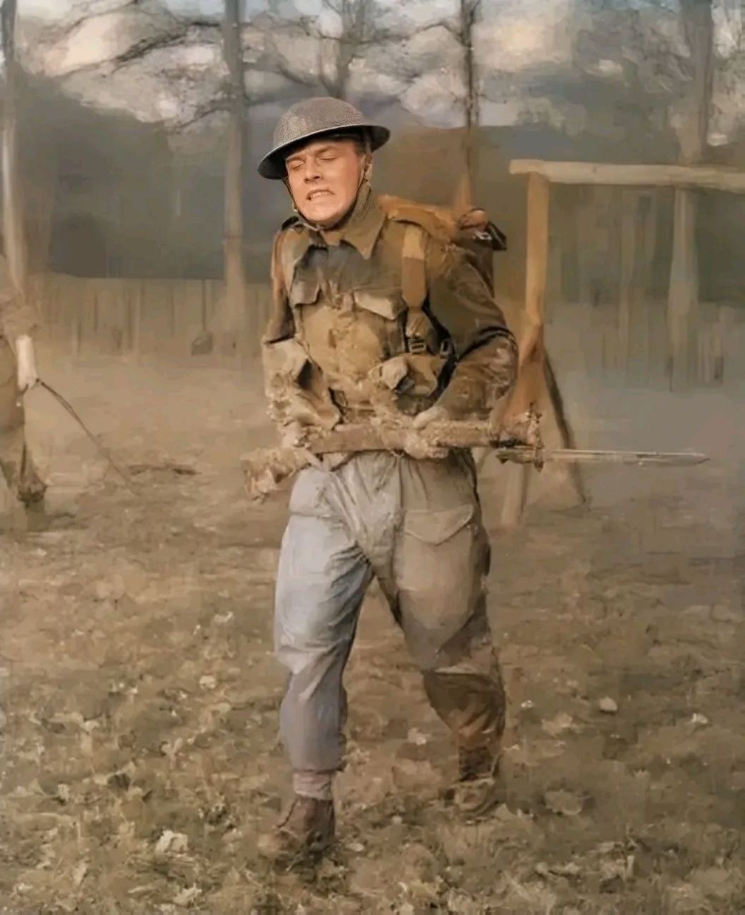 二战时期,一名英军士兵在训练中汗流浃背,表情痛苦!