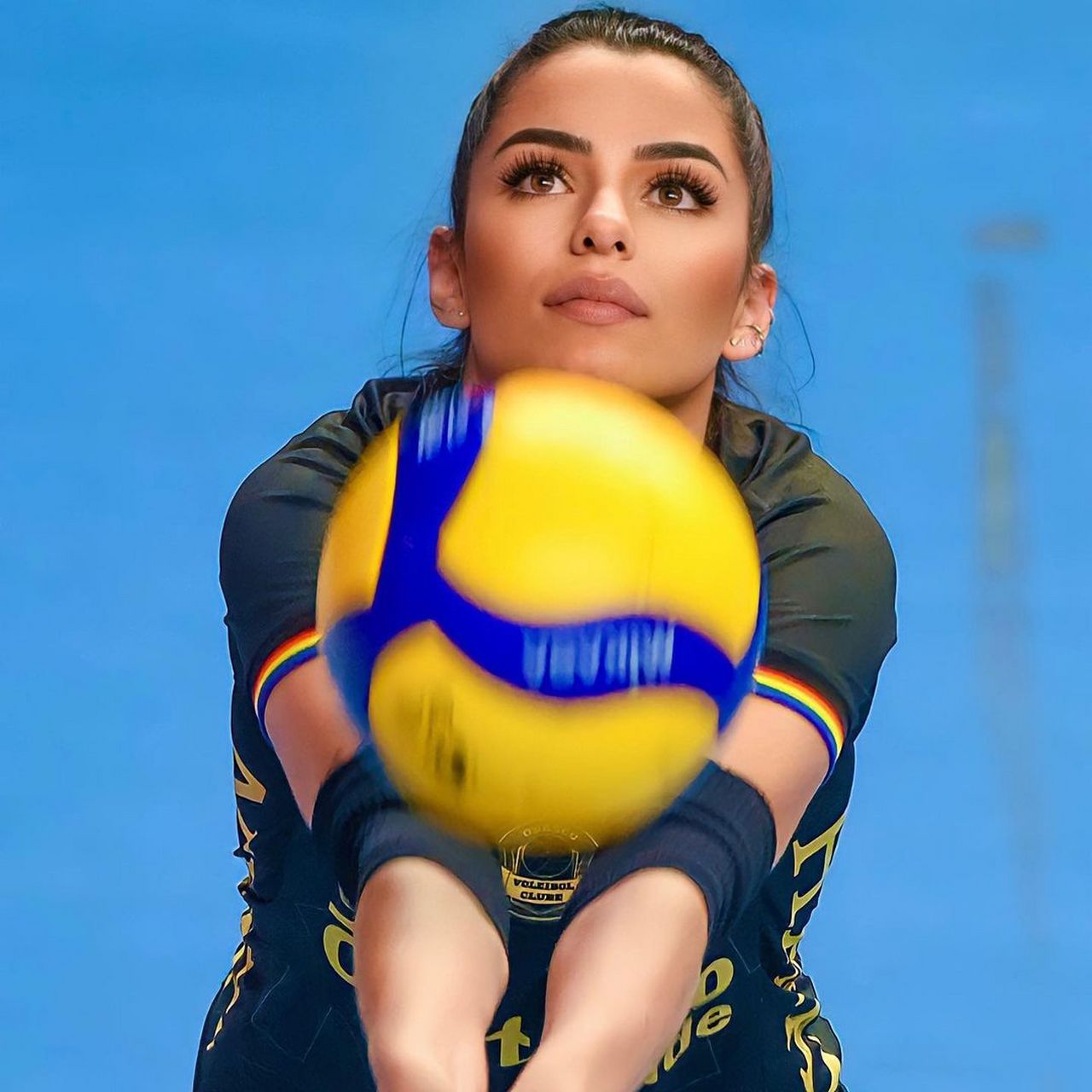 key alves是一位出色的巴西女排运动员,她以其高挑的身材和令人惊叹的