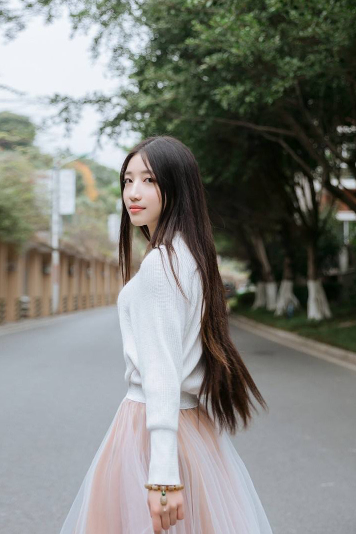 校花林瑾:清新脱俗,美丽动人