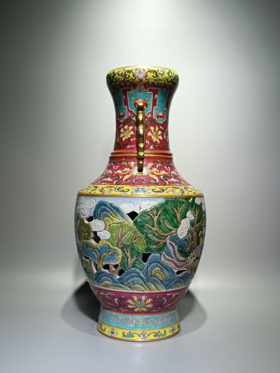 清乾隆款,粉彩胭脂红轧道镂空有凤来仪套瓶 高:43cm宽:22cm