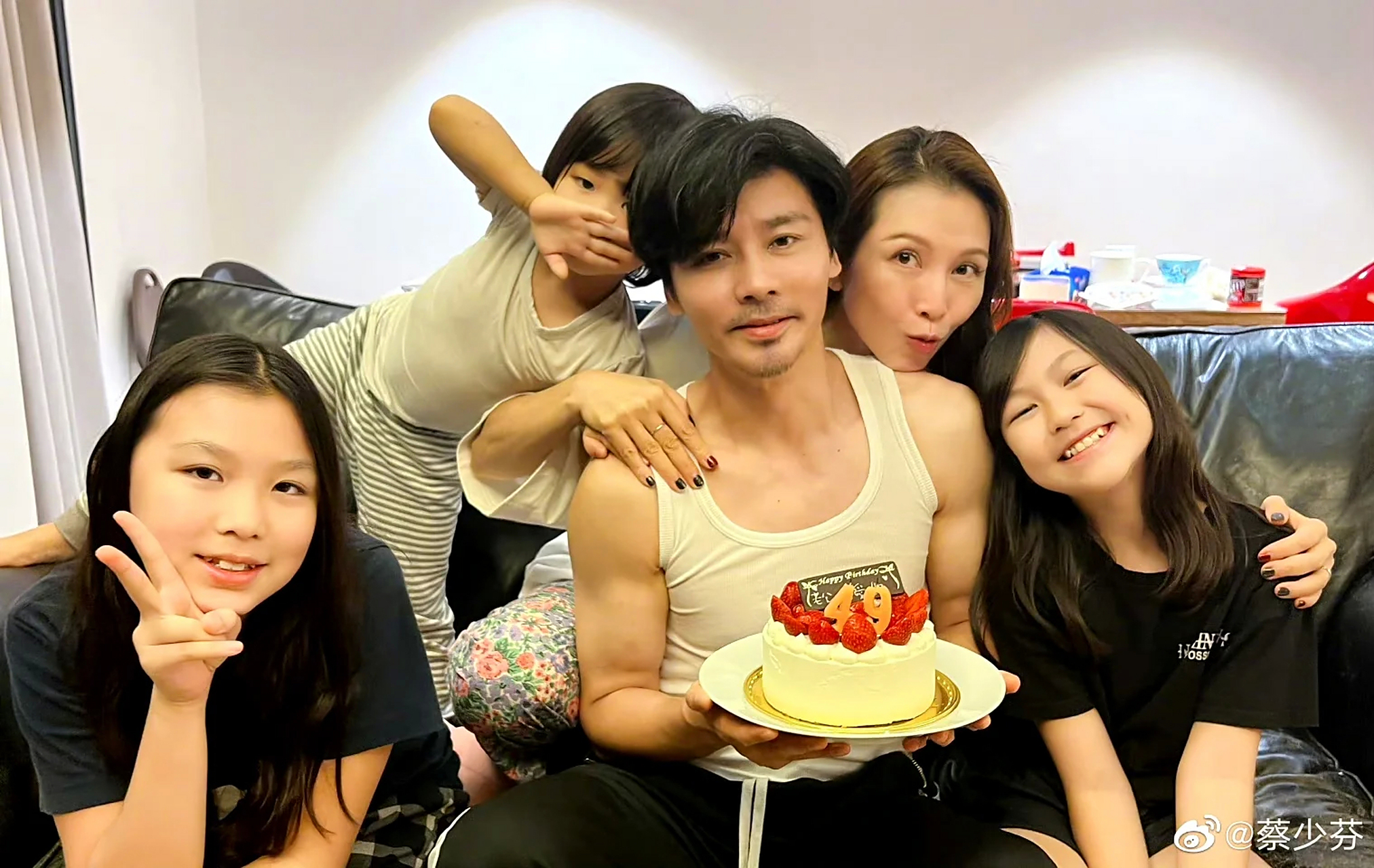 蔡少芬晒一家合照,娘娘看起来真的很幸福! 676767