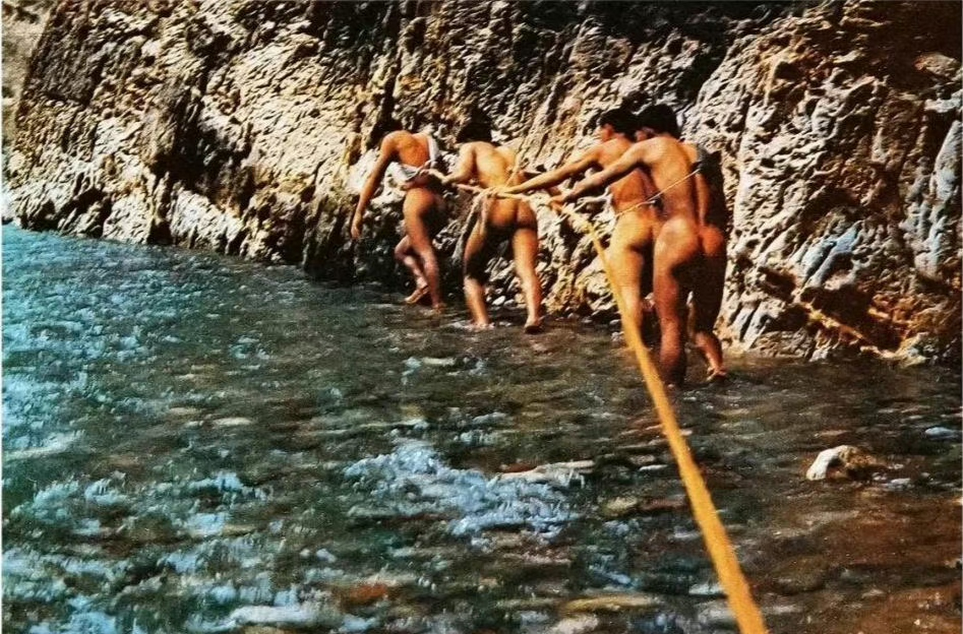 长江巫峡纤夫,赤身裸体就是他们平时的工作状态
