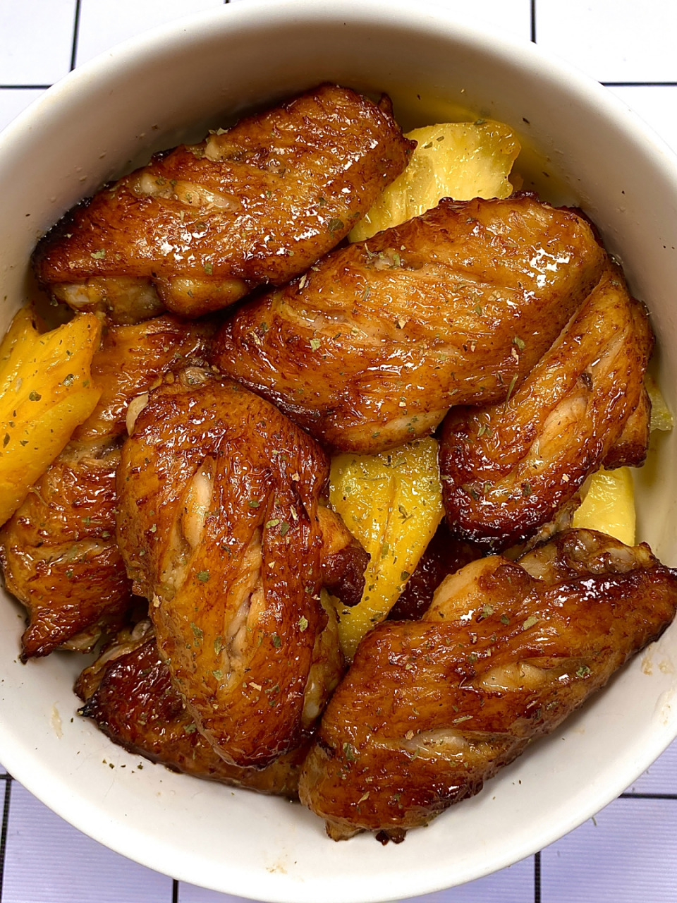 这个菠萝鸡翅真是出人意料的好吃～鸡翅鲜嫩多汁,满满的菠萝香[赞r]