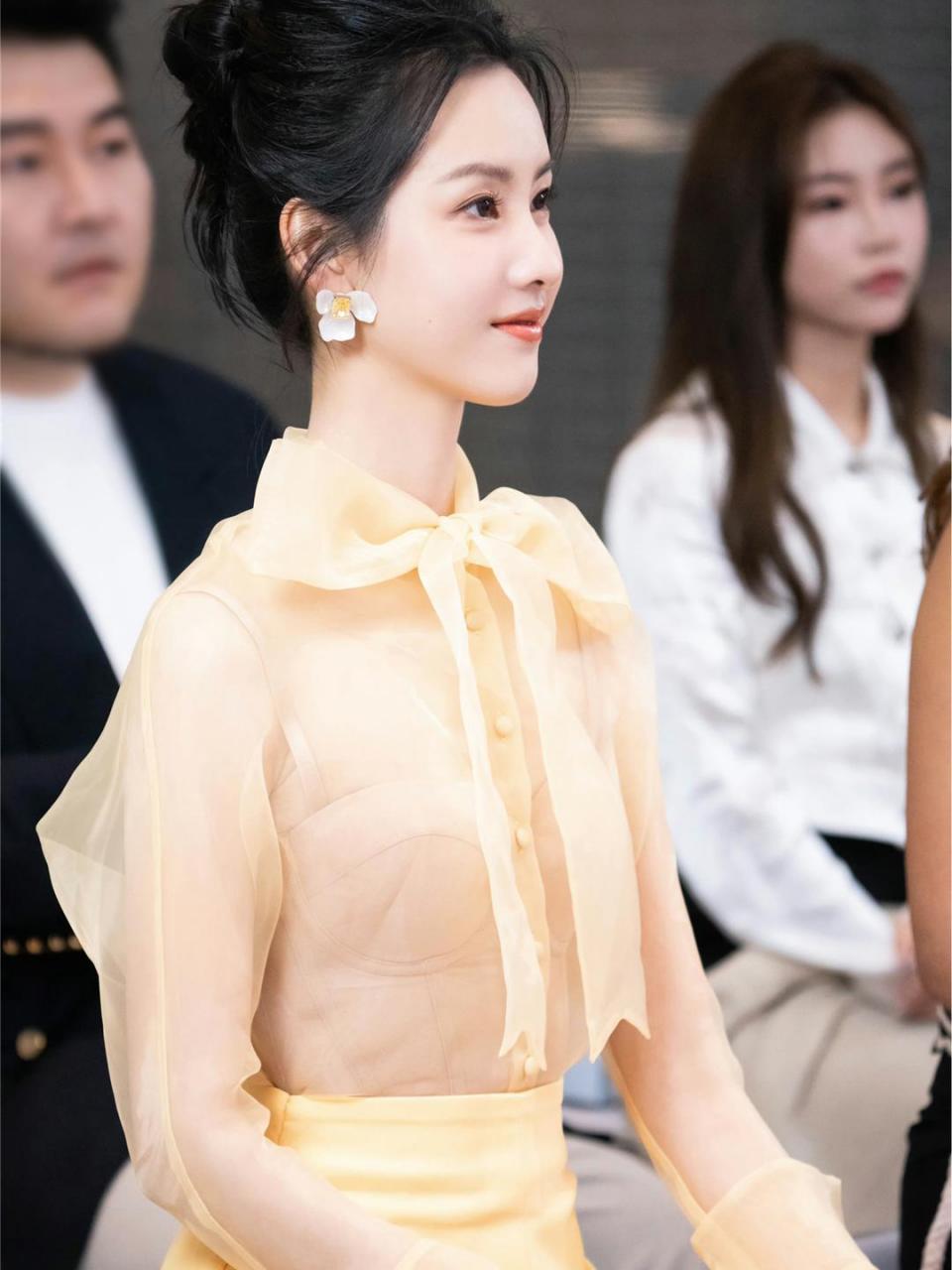 网友:   陈都灵透视网纱衬衣,妩媚端庄大方!