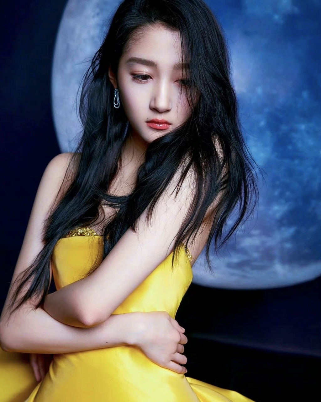 鲜黄色抹胸礼服优雅性感,韵味十足! #关晓彤