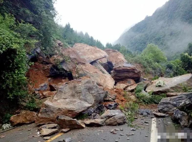 山区道路行车风险大图片