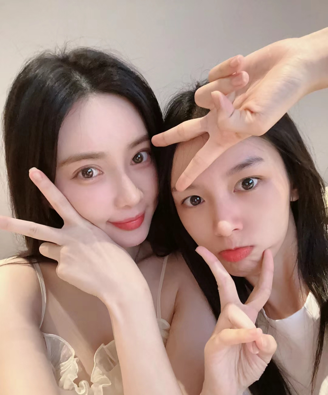 周也孟子义同框自拍照,两位美女贴贴