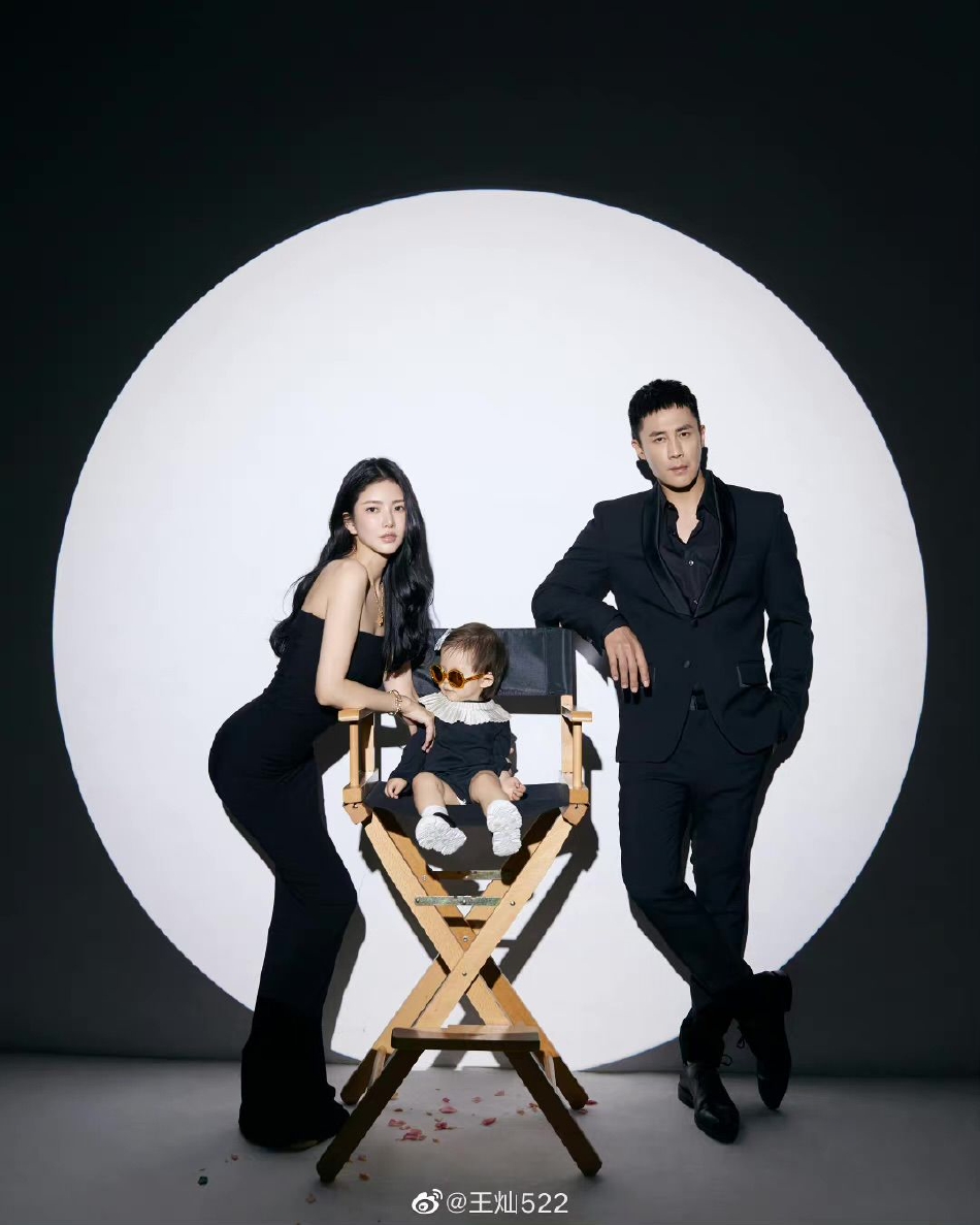 组图：杜淳妻子王灿晒全家福合照 牵手深情对视画面温馨十足