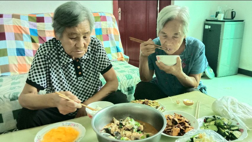 大圆圆回到岳母家,给两位80岁奶奶做水煮鱼,来看奶奶咋评价的