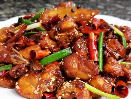 农家传统干炒鸡,做法简单用料讲究,鸡肉嫩滑入味有嚼头,解馋