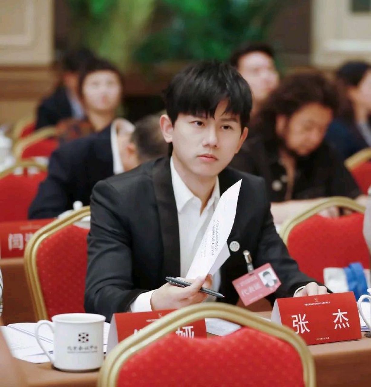 今天张杰和李宇春还有周笔畅一起在北京参加活动,张杰这次搭配的非常