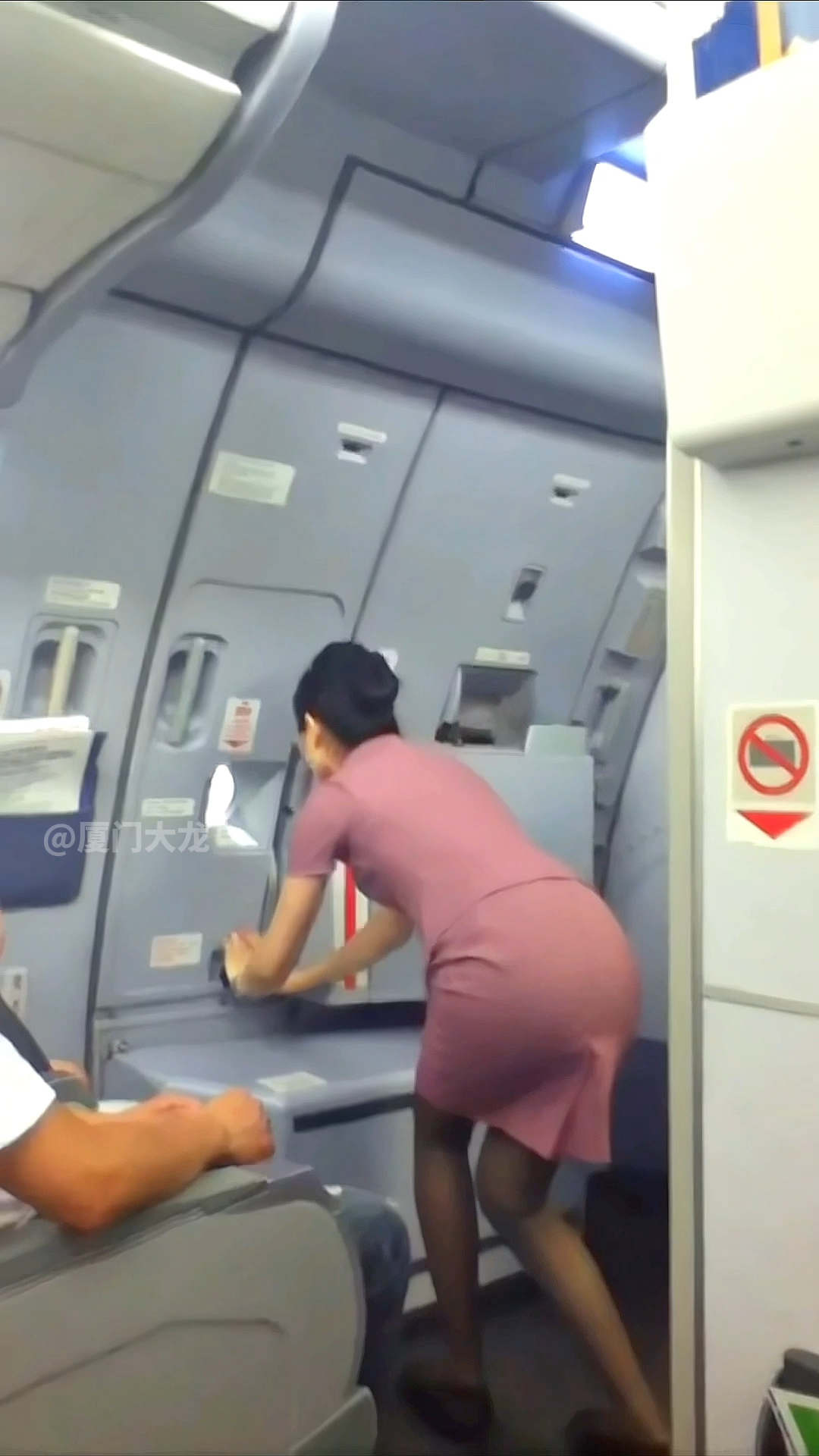 实拍台湾省空姐,关闭飞机舱门过程.