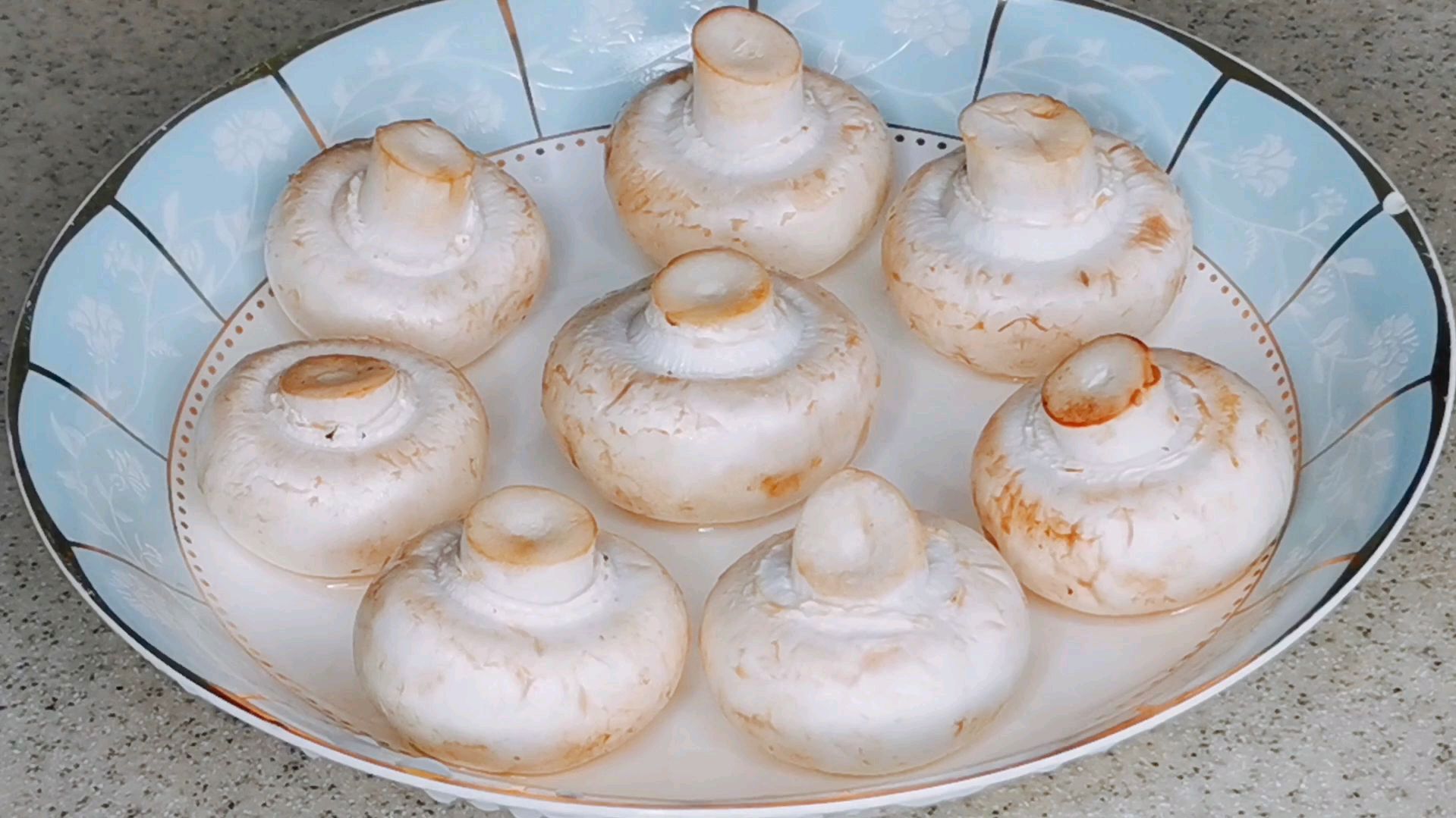 蘑菇别用清水直接洗,洗不干净虫卵,教你正确方法,脏东西全跑光