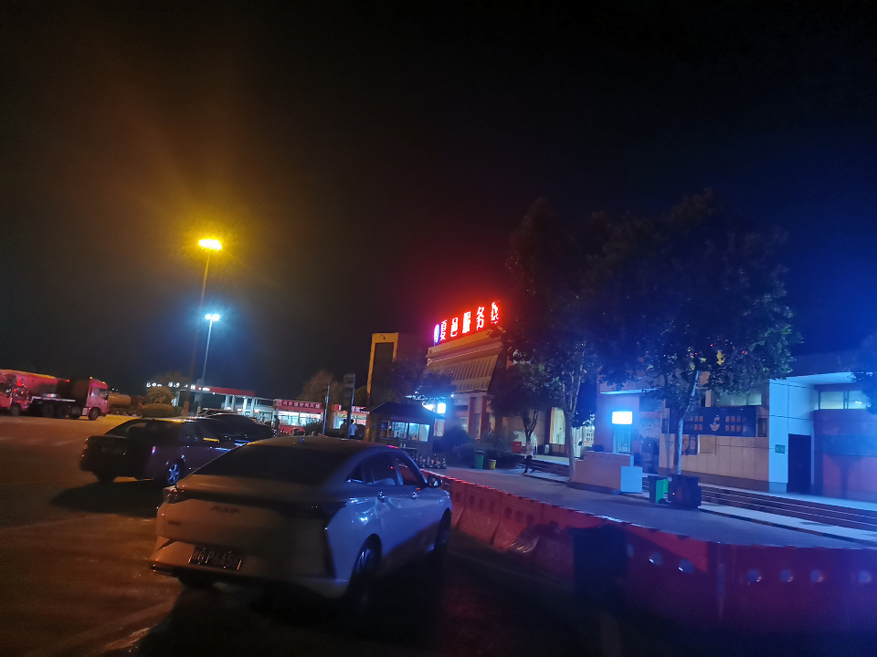 服务区加油加尿素休息