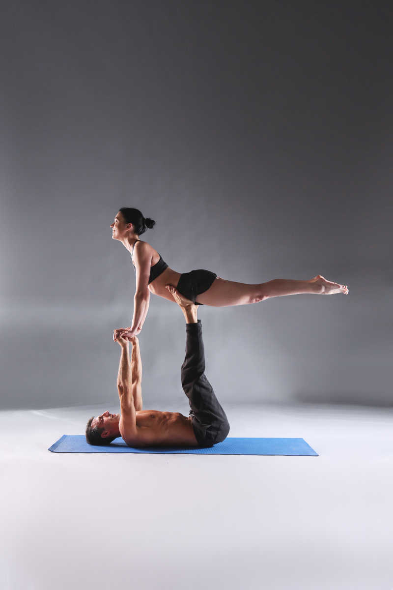 情侣一起练瑜伽的好处有很多,不仅能帮助提升彼此的健康水平,还能