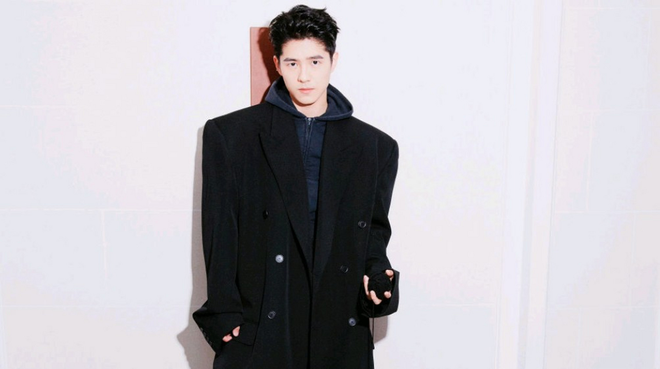 时尚|刘昊然身穿balenciaga 2024早春系列黑色短款大衣搭配皮裤亮相