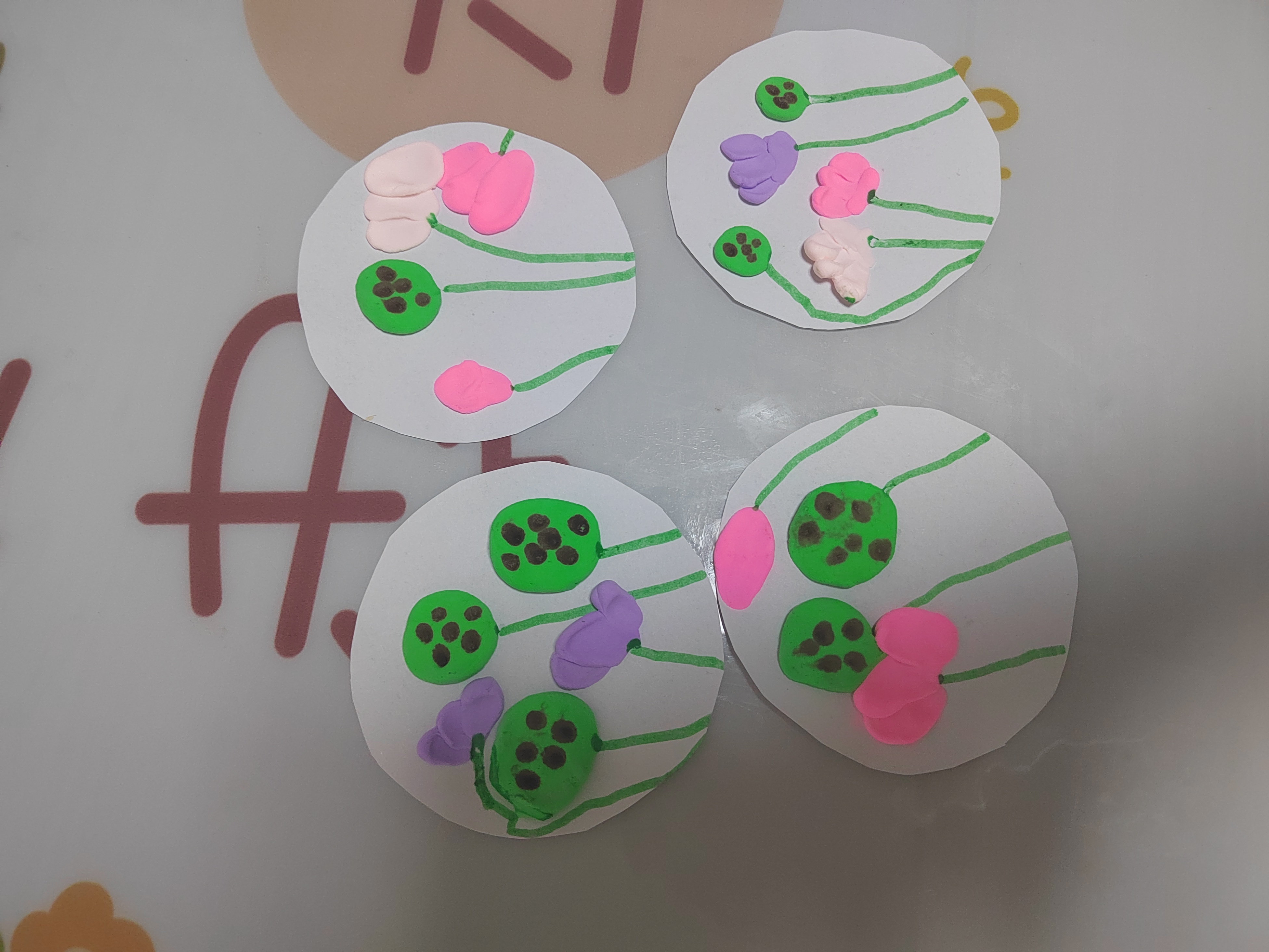5岁小巧手上线送我们每人一张,彩泥做的荷花#养娃茶话会# #手工