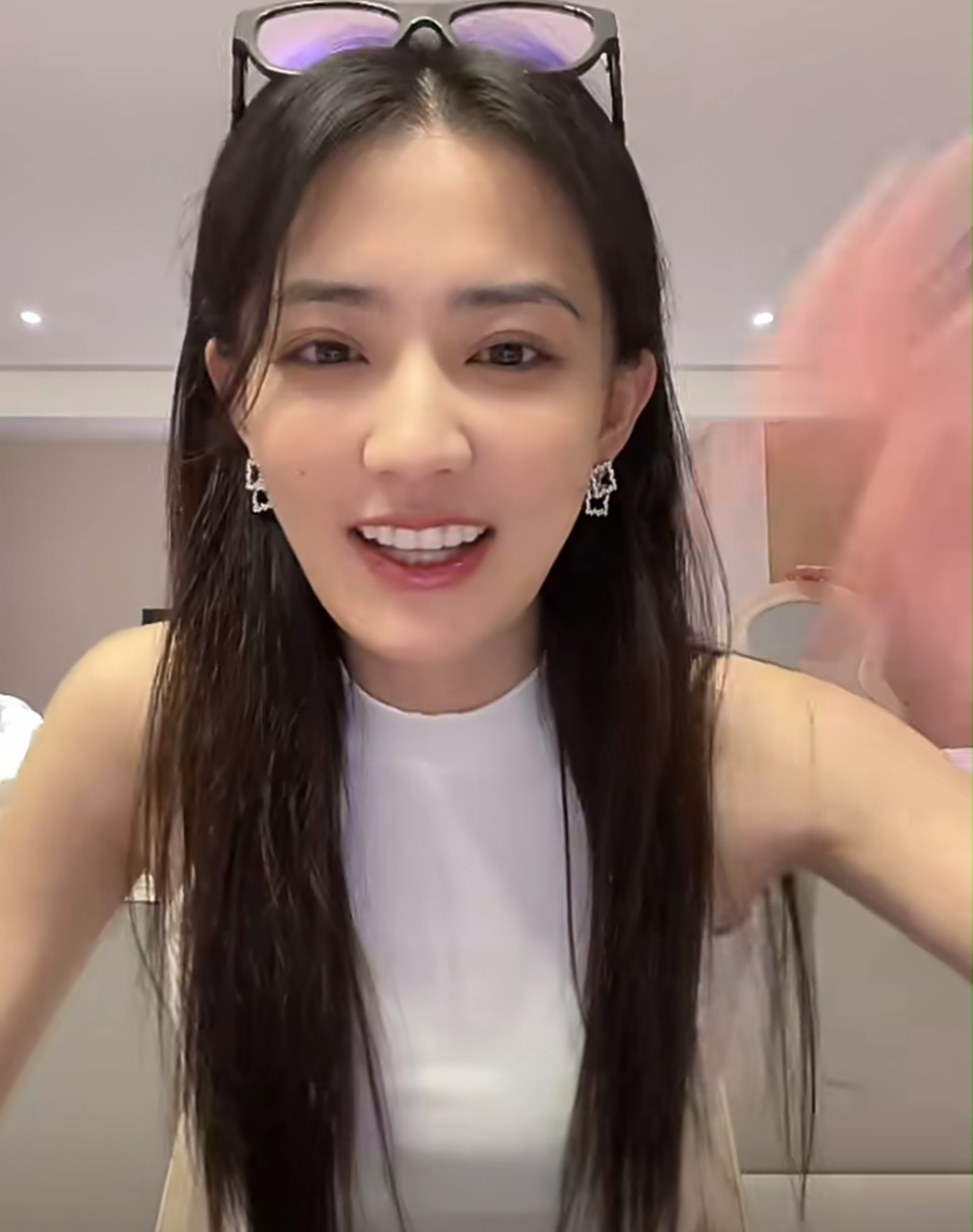 徐璐和粉丝隔空互动笑得好开心,她性格特别好,看着就是容易相处的样子