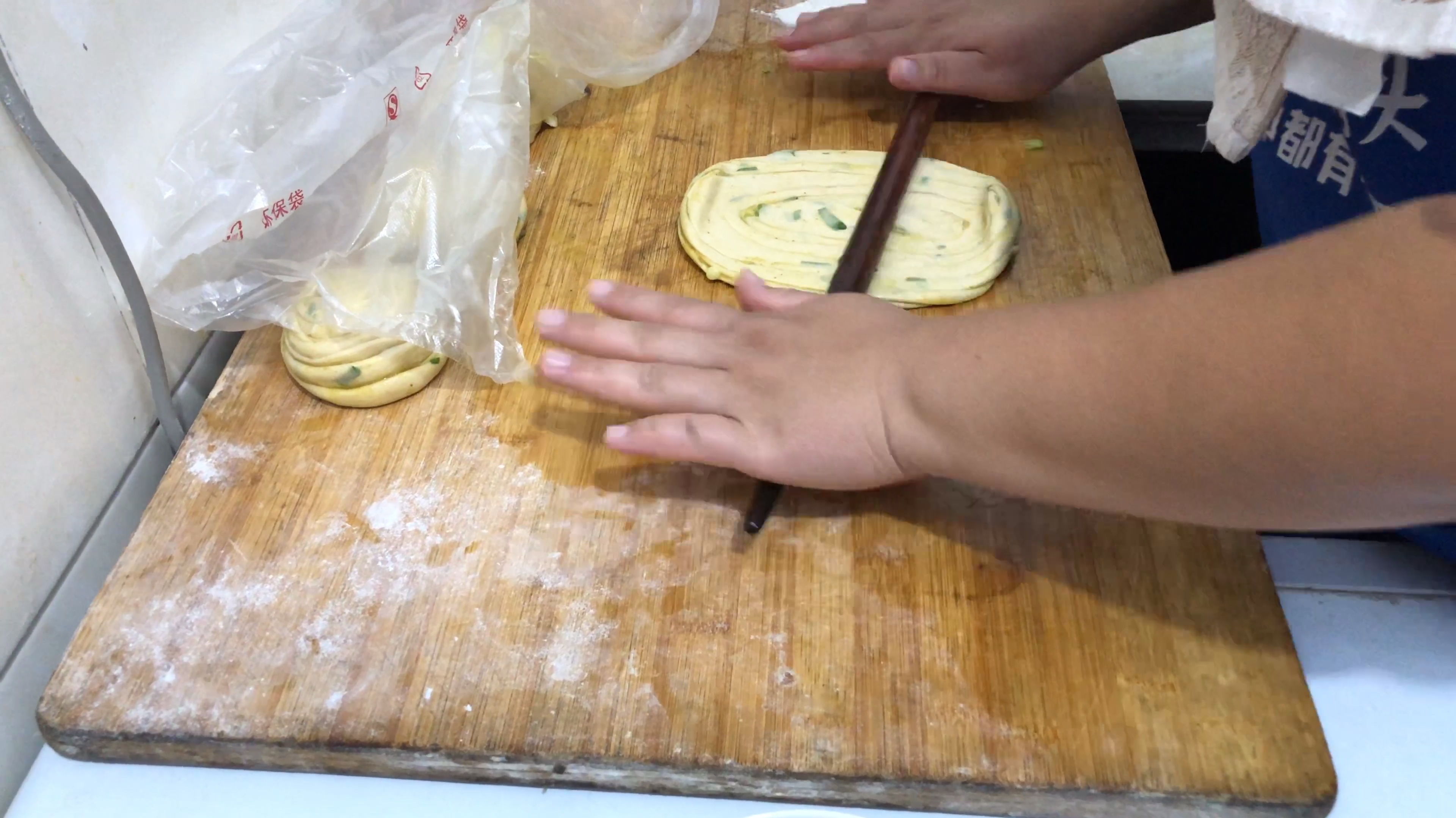 家庭葱油千层饼再配上酸辣粉,美味酸辣香甜,就是这个味