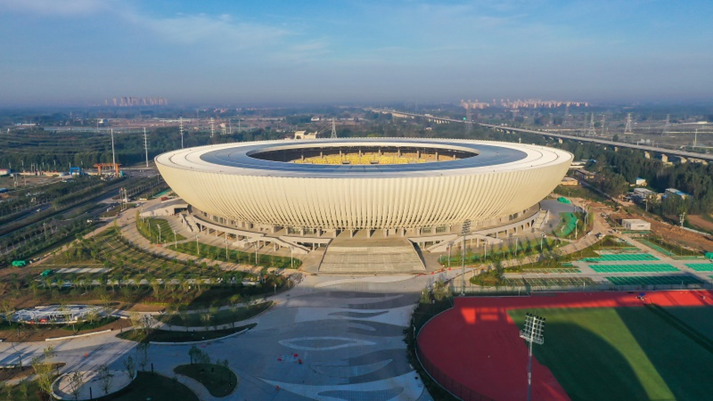 开封体育中心位于开封新区复兴大道以北.