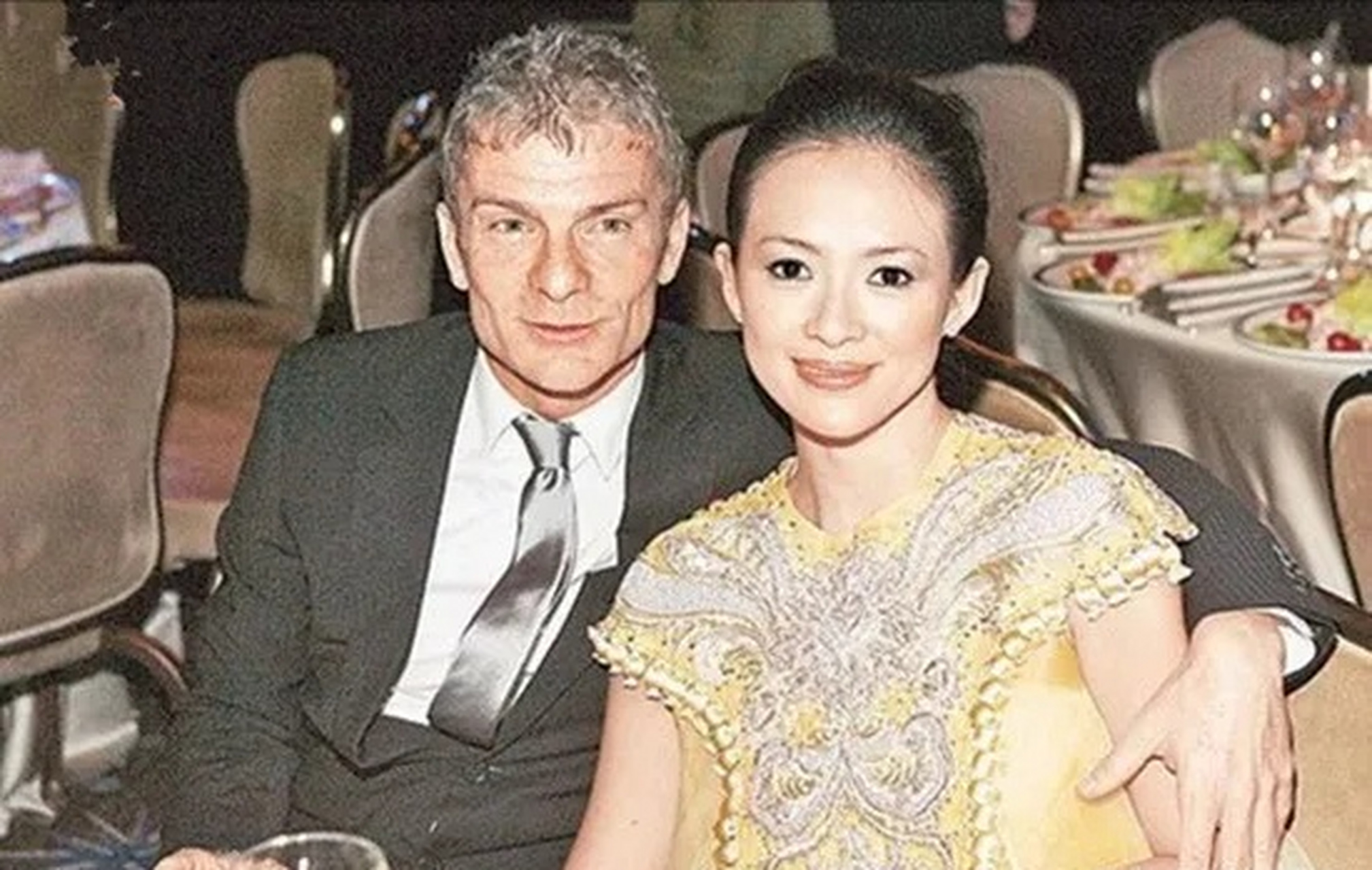 2008年,章子怡成功和大自己14岁,身价47亿美元的vivi订婚,12克拉的