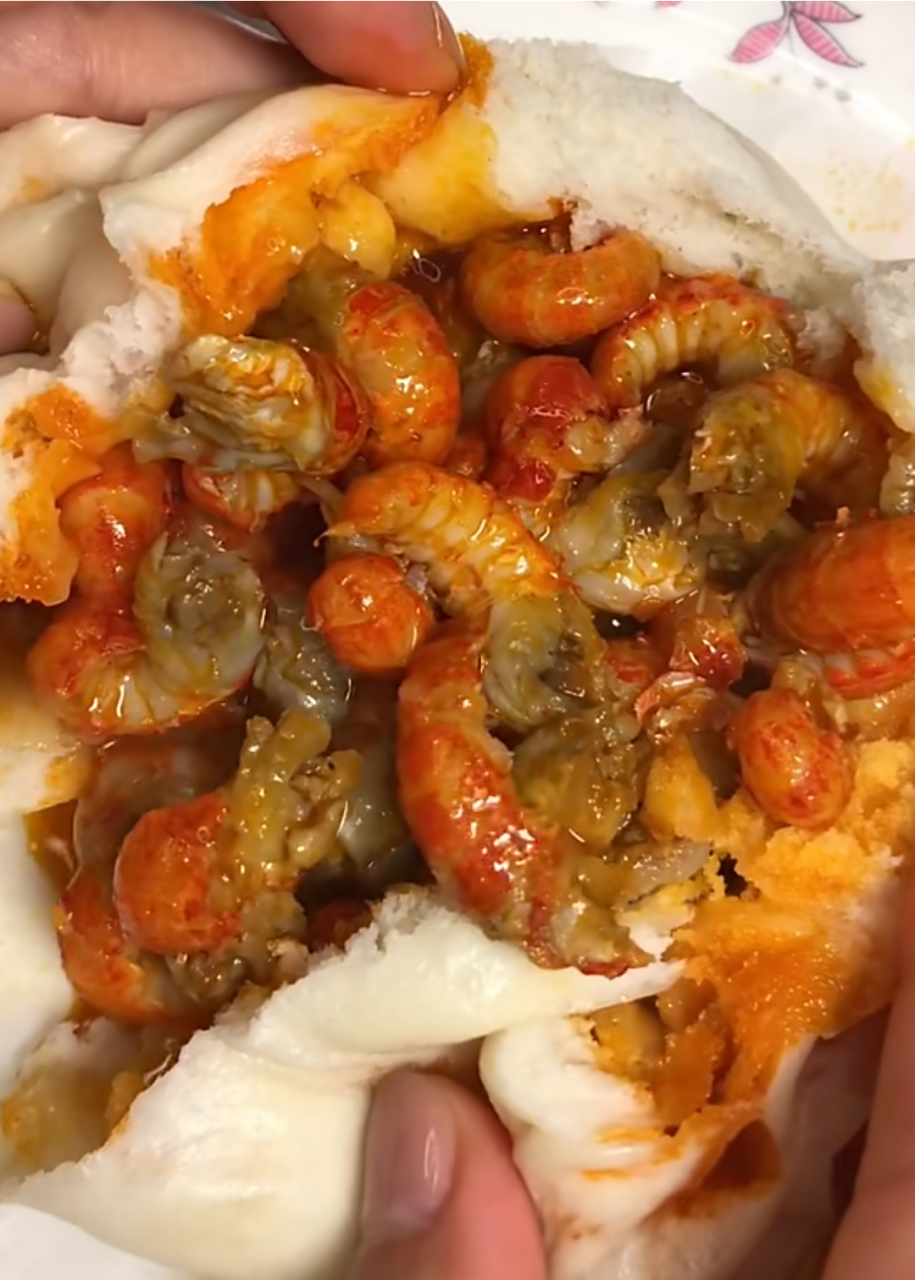 这小龙虾包子看起来好好吃啊,隔着屏幕我都流口水了![大笑]