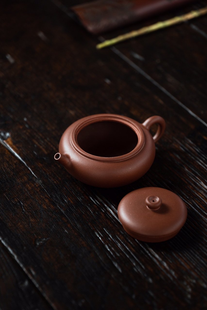 大彬扁鼓,一个容量为130毫升的紫泥茶壶,拥有无数大师和前辈们制作过