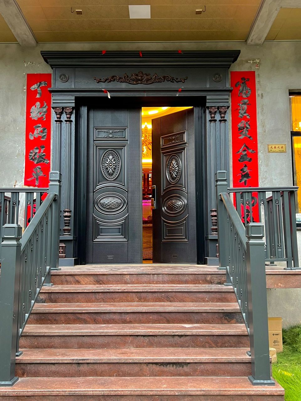 房子不咋地,但是门很气派91 农村人,该省省,该花花 外墙可以不刷