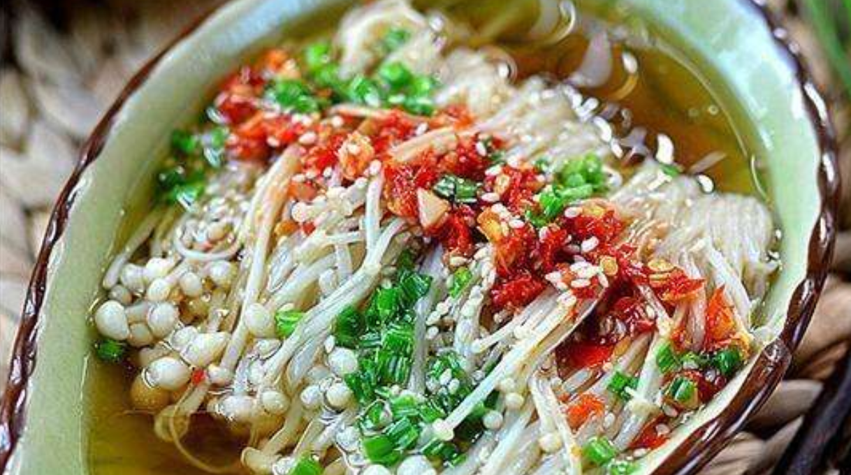 金针菇炖鱼,爱吃鱼的朋友们看过来,美味至极的草鱼,超级下饭!