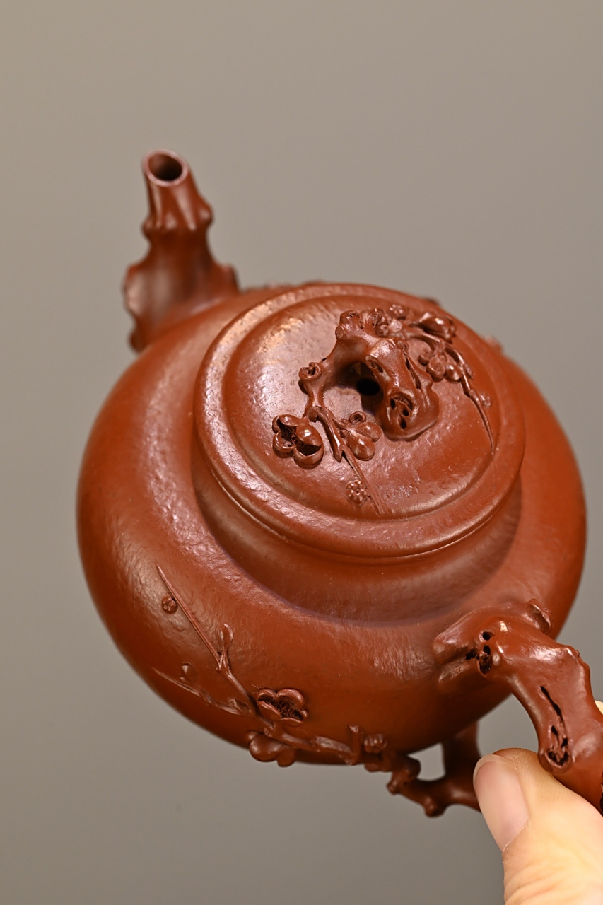 精致的梅报春壶,全手工制作./容量为150cc,家藏朱泥.