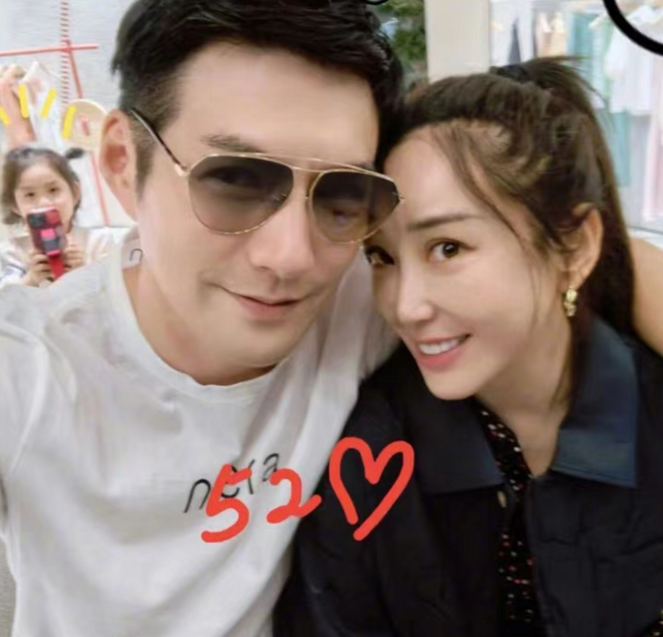 严屹宽陪老婆过节恩爱十足,他带杜若溪去看玫瑰花树,女儿肉肉蹲在地上