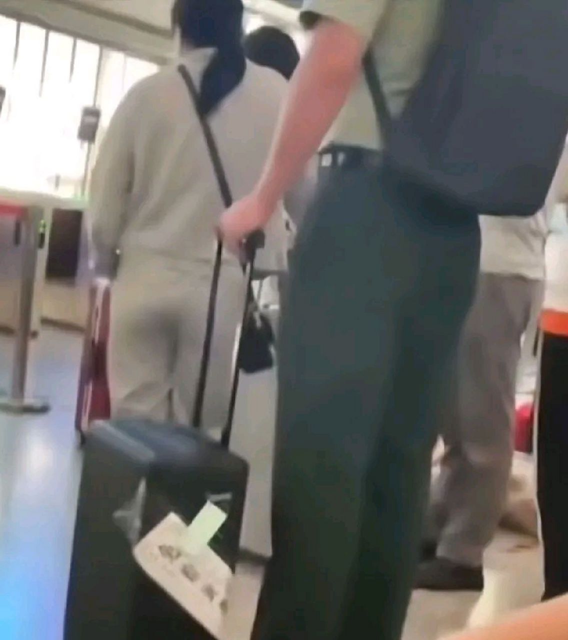 退伍士兵行李箱上贴着"免检封条",还是第一次见这样的事情,不知道这位