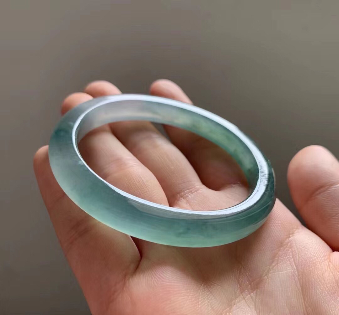 冰晴翡翠贵妃手镯 冰种甜晴水整体非常冰透种老起光底子纯净如湖水