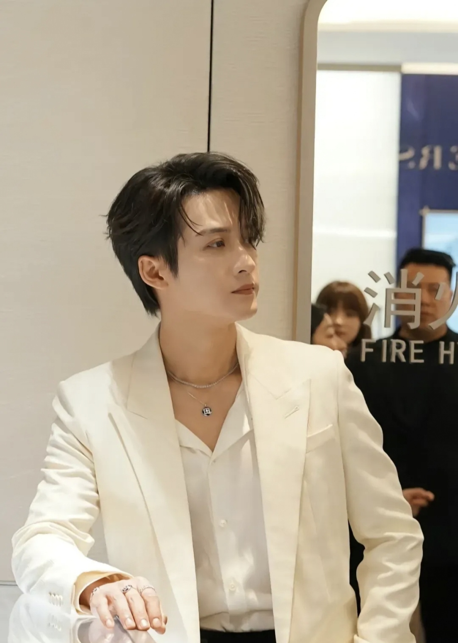 檀健次的带货能力太强,代言的同款项链直接被卖断货了.