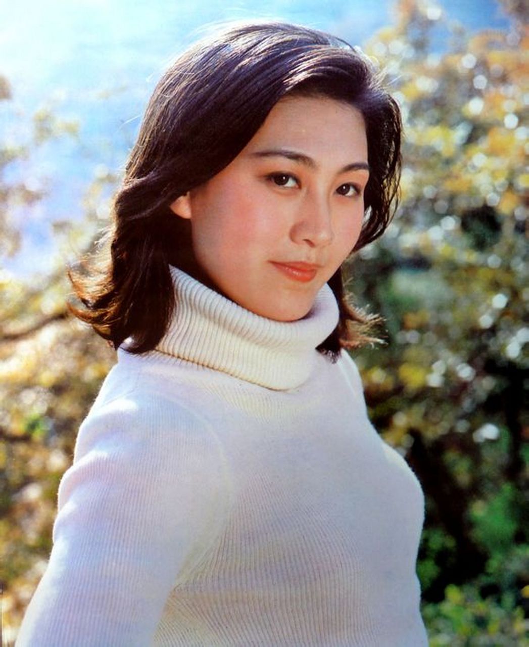 1979年在故事片《不是为了爱情》中饰洪梅,第一次登上银幕