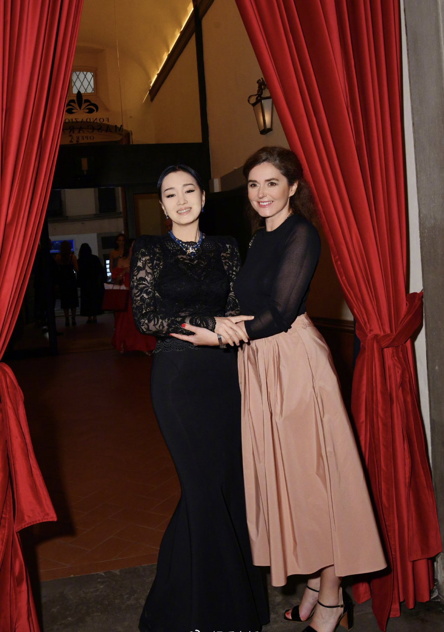 巩俐郭晶晶合照气质# 巩俐近日在意大利佛罗伦萨出席珠宝展晚宴欢动
