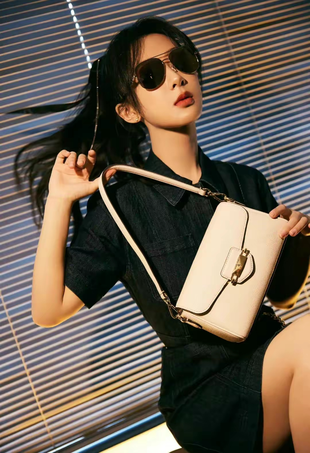 杨紫牛仔裙造型