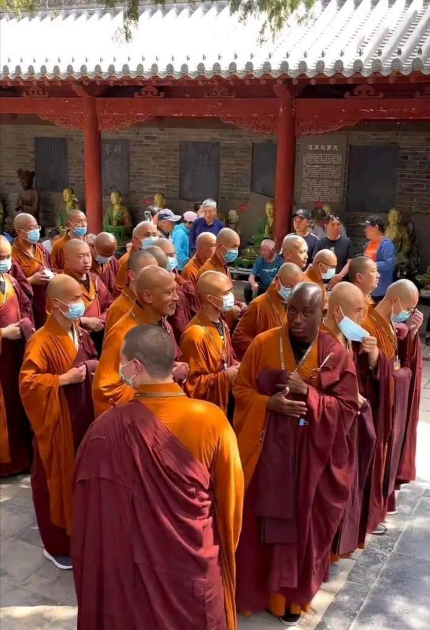 非洲和尚,慈眉善目,还想听他念经!