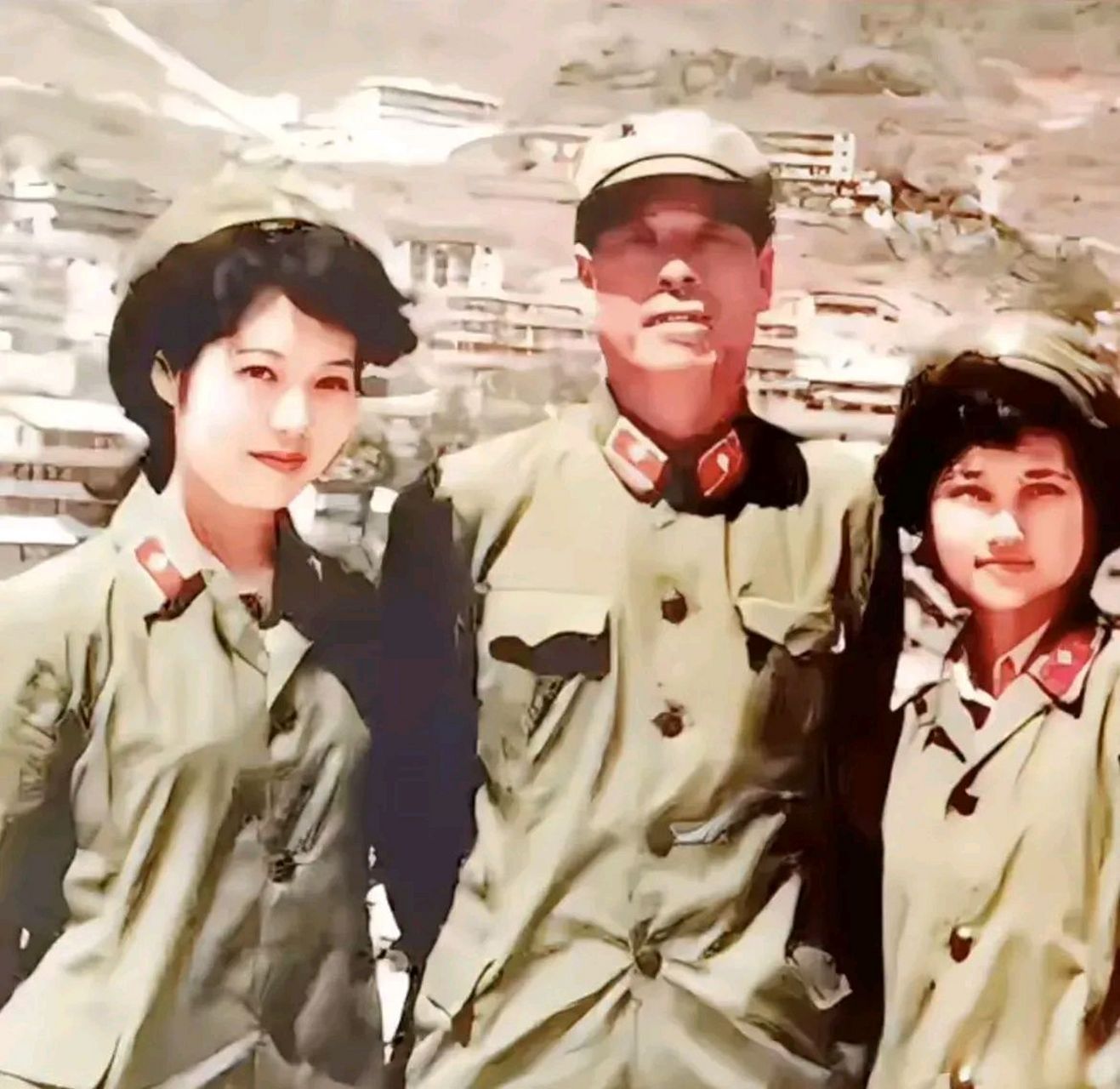 1986年,成都军区司令员傅全有将军,在老山前线视察期间,一张罕见的