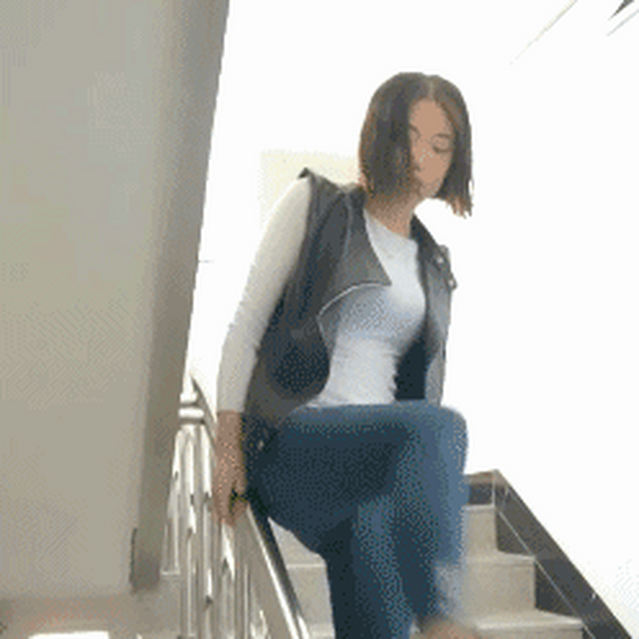 一直以为我也会滑步下楼梯结果