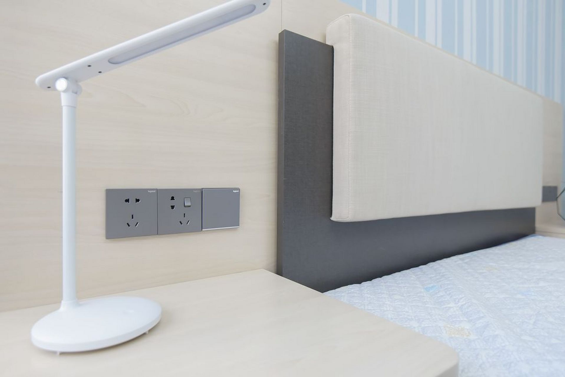 2米床床头两边插座尺寸多少合适  1,床是2m的话床头两边插座一定要