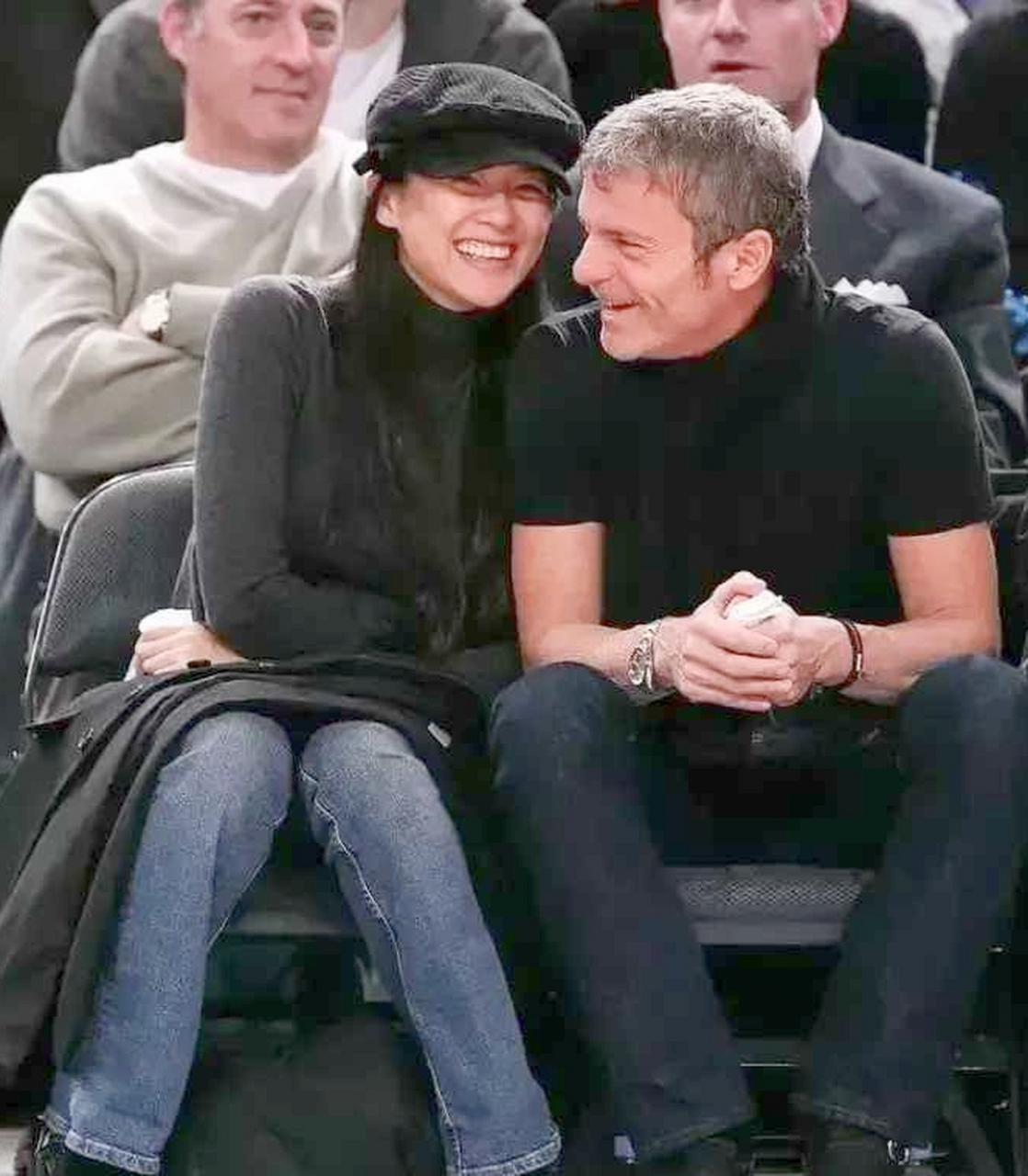 2007年,章子怡和以色列男友在纽约观看nba比赛时,当众热吻的情景.