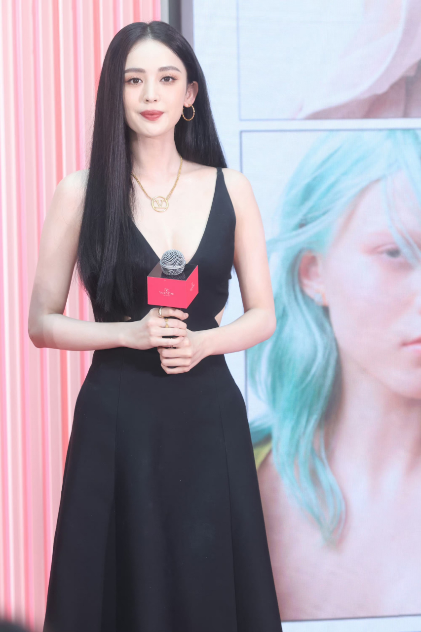 古力娜扎三亚活动图,裙子好评#古力娜扎