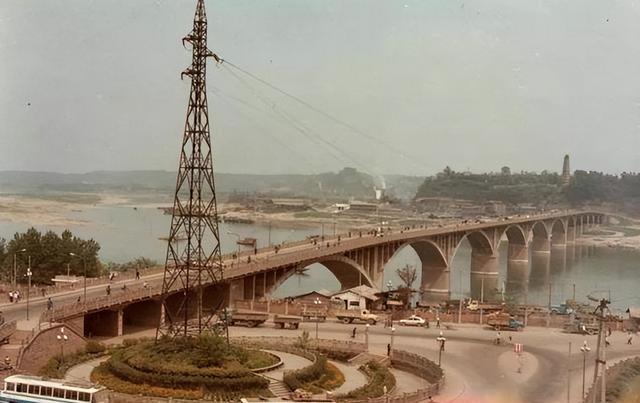 南充老照片:文化路,绸厂,五星花园,白塔大桥,电影院