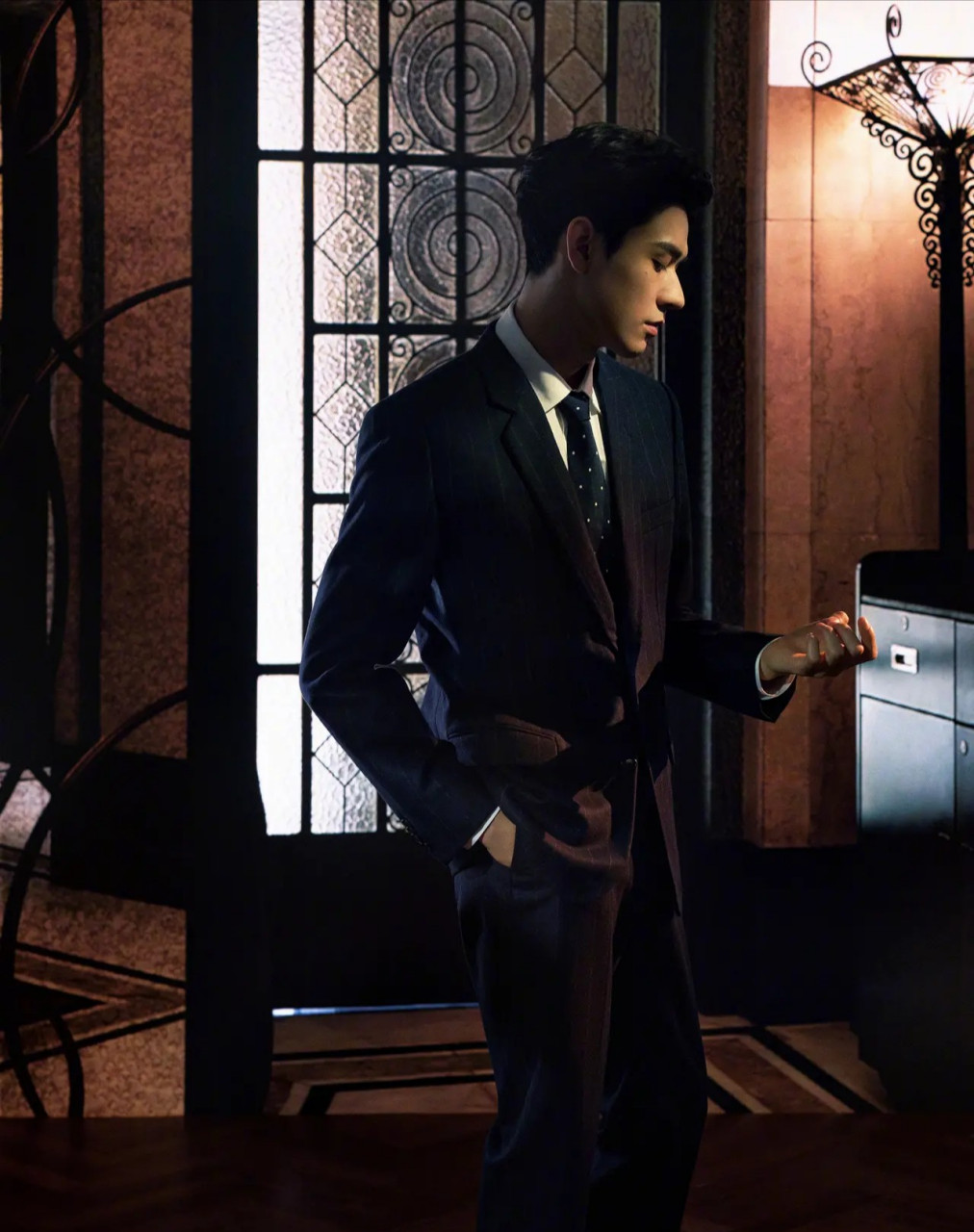 龚俊登上《madame figaro费加罗》8月刊封面,在摄影师柳宗源的镜头中