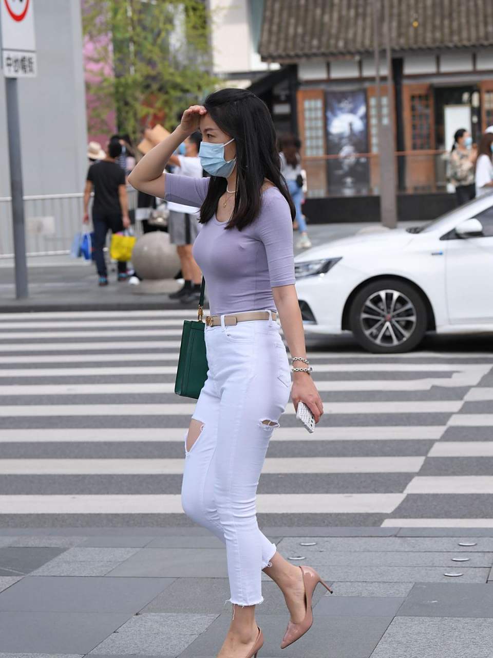 街拍背影杀,时尚牛仔裤!