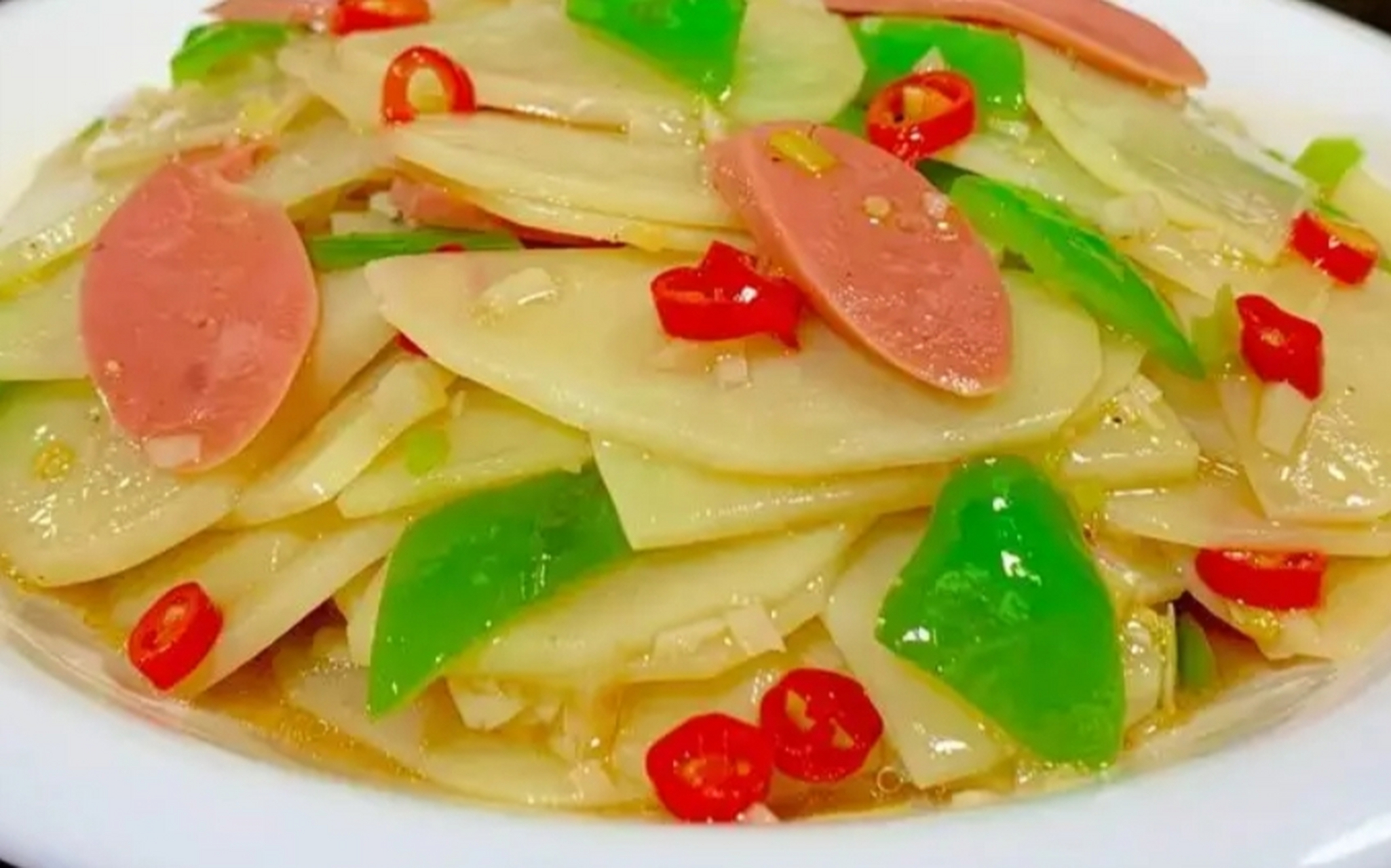 我的美食分享#  火腿炒土豆片  做法:  1,土豆切成薄片,浸泡20分钟.