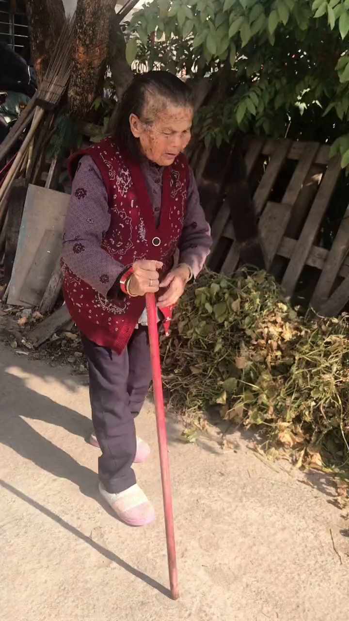 奶奶走路要拐杖了,哎,老了老了