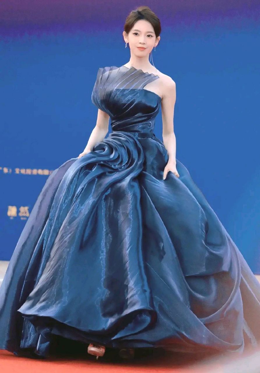 陈瑶亮相行业电视荣誉盛典,这次她搭配了一身藏蓝色抹胸礼服裙,彰显出